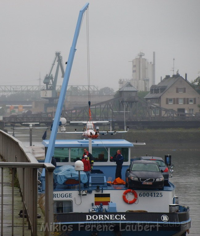 Bergung von Schiff Koeln Deutz nach Internistischen Notfall BF Koeln P07.JPG